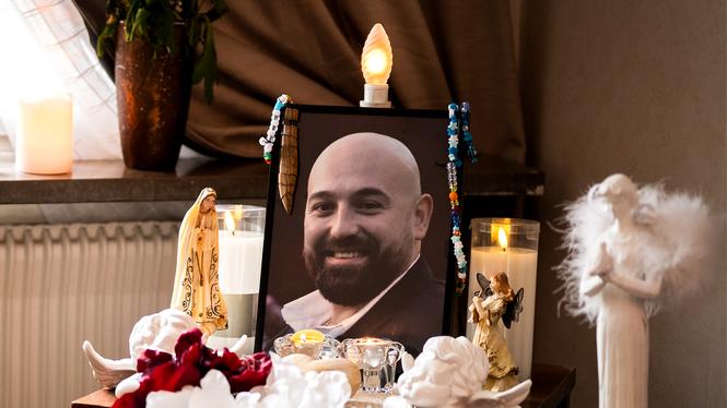 Najwa Deeb sprang till avspärrningarna: ”Jag sa min son är där inne”. Nu kämpar familjen för sanningen om Salim Iskefs sista minuter i livet.