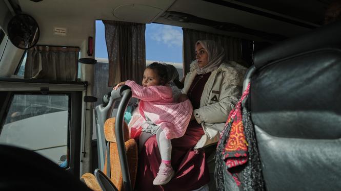 På väg till gränsövergången i Rafah för att få vård utomlands. Bilden är tagen på tisdagen. 