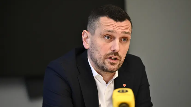 EU-parlamentarikern Adnan Dibrani (S) välkomnar att förhandlingarna återupptas. Arkivbild. 