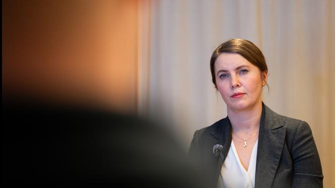 ”Det finns ett stort politiskt pris med att sälja ut det som medborgare och skattebetalare uppfattar ska vara i ens egna kontroll”, säger civilminister Ida Karkiainen (S).  