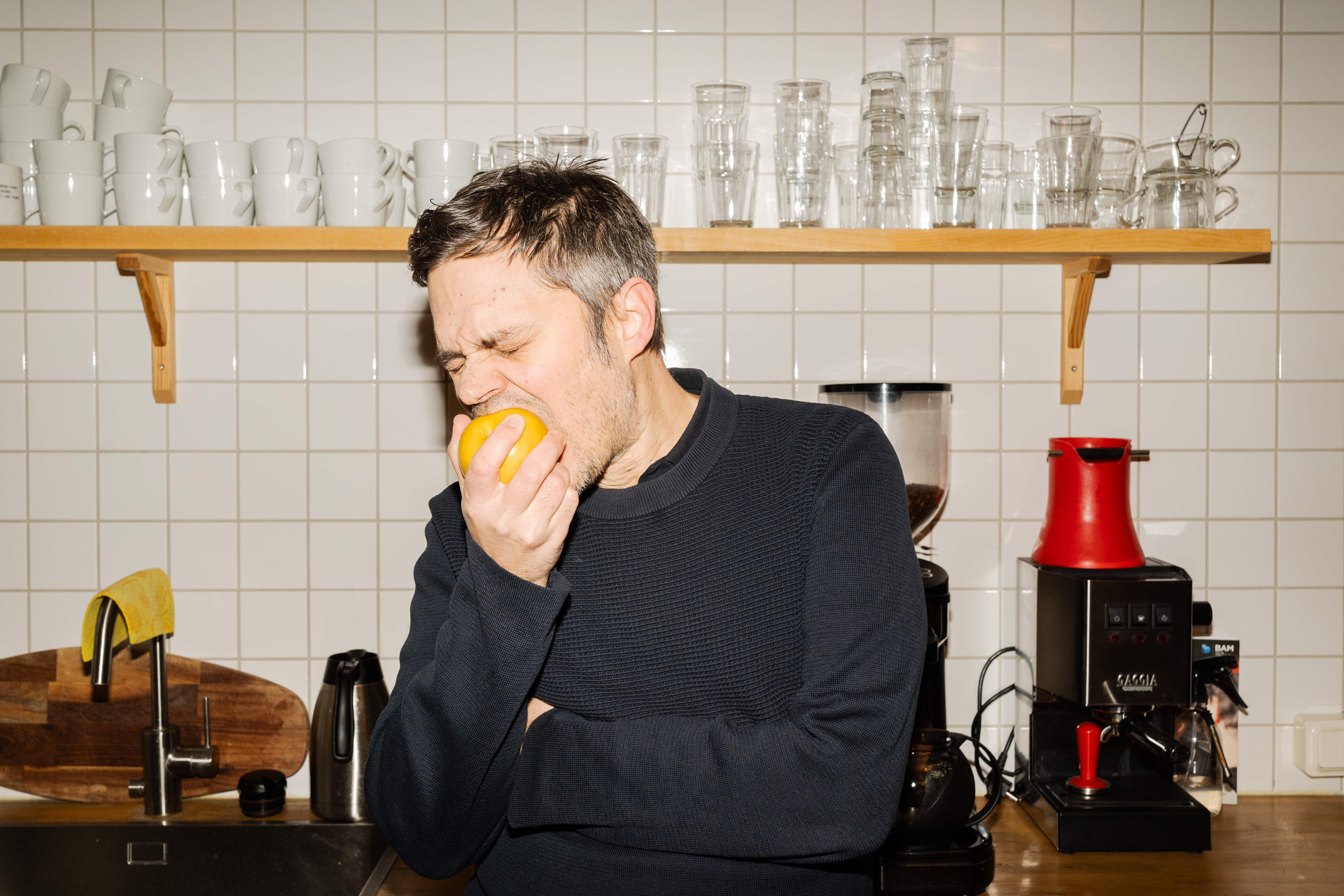 Här biter Dagens ETC:s reporter i det ett år gamla äpplet.