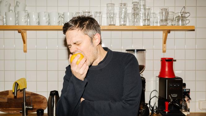 Här biter Dagens ETC:s reporter i det ett år gamla äpplet.