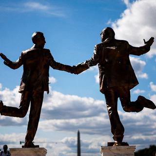 En proteststaty av Donald Trump och Jeffrey Epstein hand i hand restes i höstas, utanför Kapitolium i Washington DC.