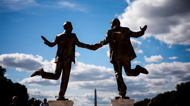 En proteststaty av Donald Trump och Jeffrey Epstein hand i hand restes i höstas, utanför Kapitolium i Washington DC.