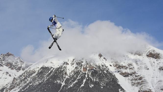 Kinas Eileen Gu tränar freestyle-skidåkning under vinter-OS 2026 i Livigno, Italien.