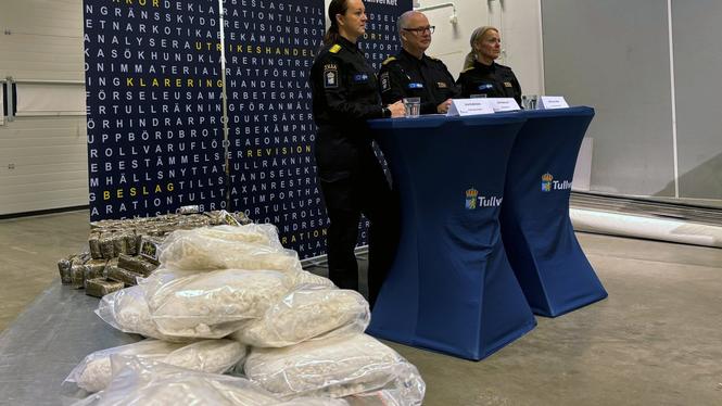 Pressträff den 5 februari vid Öresundsbron. Lina Andersson, tf chef Tullverkets kriminalavdelning, Johan Norrman, generaltulldirektör och Jennie von Alten, chef för kontrollavdelningen. I förgrunden en del av tullens beslag av tung narkotika 2025.