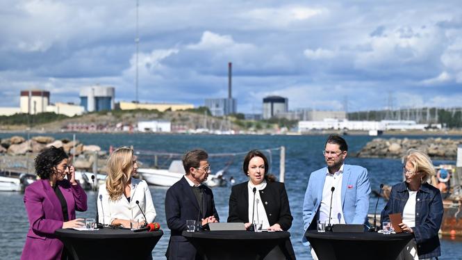 Företrädare för regeringen och Vattenfall när planerna på småskaliga reaktorer presenterades i augusti.