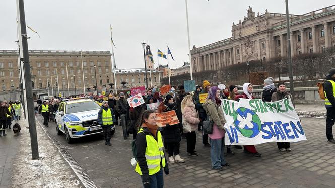 Ett hundratal ungdomar och sympatisörer till föreningen Aurora slöt upp fredagen den 6 februari för att demonstrera mot svenska statens undfallenhet i klimatfrågan. I samband med demonstrationen lämnade Aurora in ännu en stämning mot staten.