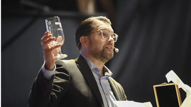 Jimmie Åkesson vill ta hundratusentals kronor ur SD:s partikassa och ge till pedofiljägarna Dumpen.