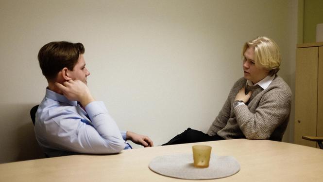 Mille Lithén och Olle Hagneryd är klasskamrater på Ållbergsgymnasiet i Falköping och drömmer båda om att flytta till Stockholm.