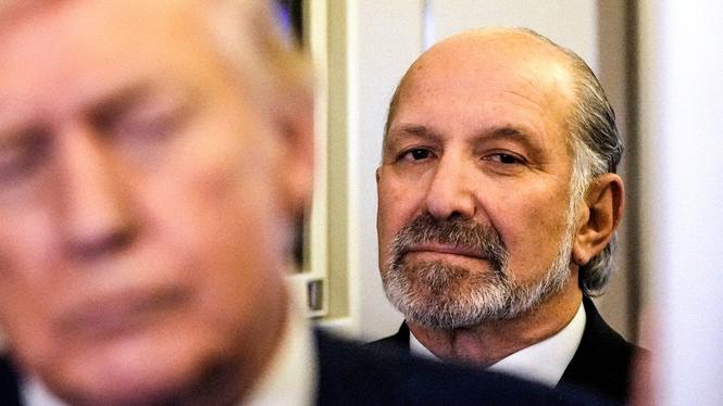 Handelsministern Howard Lutnick har varit aktiv i både demokraterna och republikanerna. Nu vill båda sidor att han ska avgå.