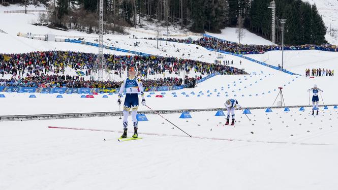 Linn Svahn från Sverige korsar mållinjen tillsammans Jonna Sundling och Maja Dahlqvist och de tre vinner därmed alla medaljrn i damernas sprintklassiker i OS 2026.
