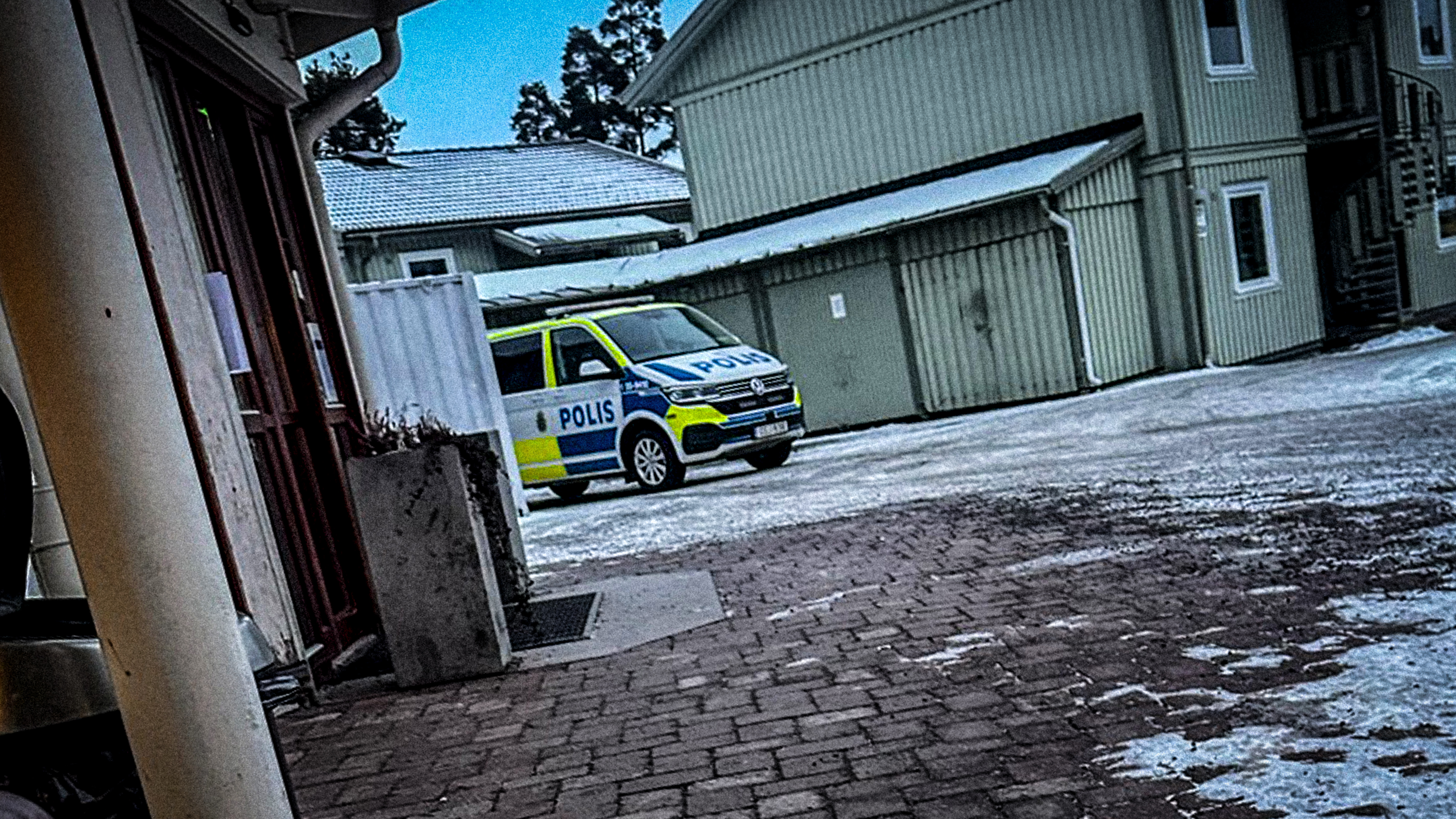 Polisbil utanför Migrationsverkets återvändandecentrum i Märsta.