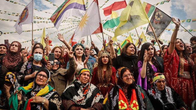 Firandet av det kurdiska nyåret i Qamishli, i det kurdisksa självstyret i Syrien. 