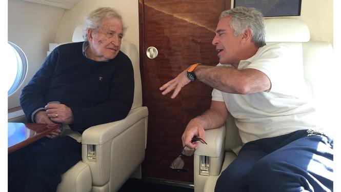 Noam Chomsky, till vänster, och Jeffrey Epstein, till höger, fotograferade tillsammans på ett flygplan. Det är oklart när bilden är tagen.