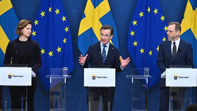 Nina Larsson (L), jämställdhetsminister, Ulf Kristersson (M), statsminister och Jakob Forssmed (KD), socialminister på pressträff i Rosenbad på onsdagen. 