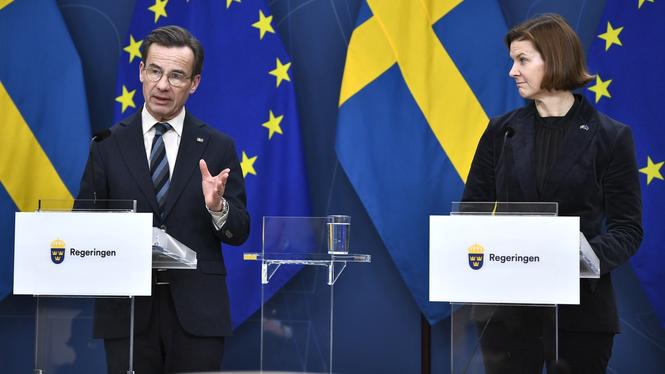 Ulf Kristersson (M), statsminister, och Nina Larsson (L), jämställdhetsminister, under en pressträff efter att det nya Rådet för kvinnofrid haft sitt första sammanträde.