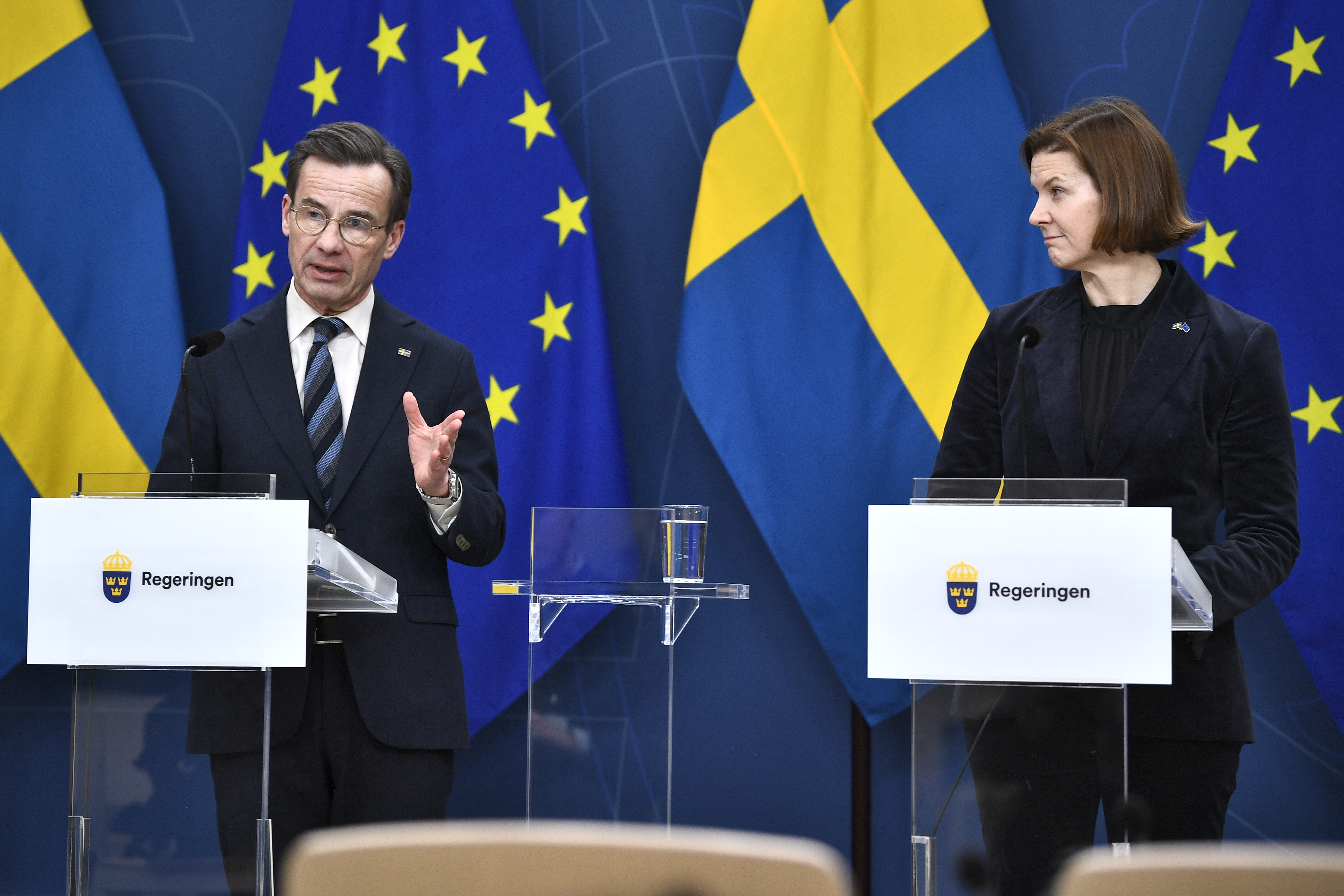 Ulf Kristersson (M), statsminister, och Nina Larsson (L), jämställdhetsminister, under en pressträff efter att det nya Rådet för kvinnofrid haft sitt första sammanträde.