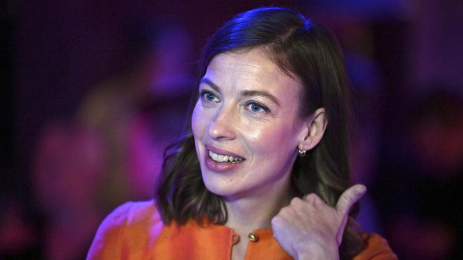 Li Andersson är den finska vänsterpartisten som suttit i regeringen med både centerpartister och moderater. Att inte svenska S skulle kunna samregera med V tycker hon är löjligt.