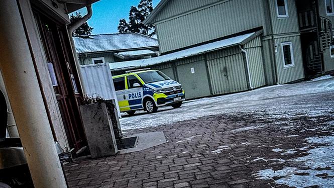 Polisbil utanför Migrationsverkets återvändandecentrum i Märsta.