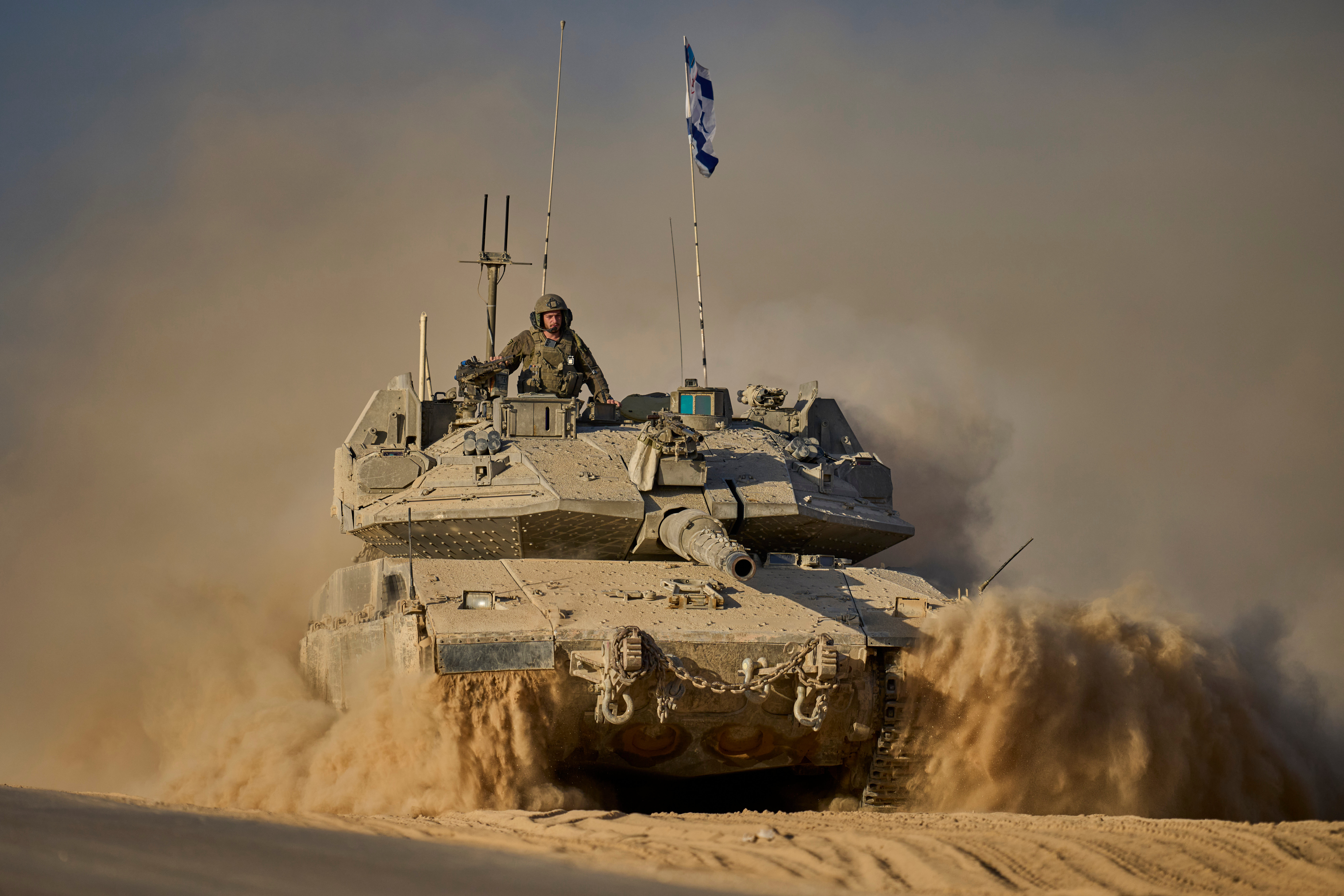 En Israelisk stridsvagn av modellen Merkava rör sig längs gränsen mellan Israel och Gaza. Om inte Tyskland exporterat reservdelar till denna modell, så hade den förr eller senare behövt stanna.
