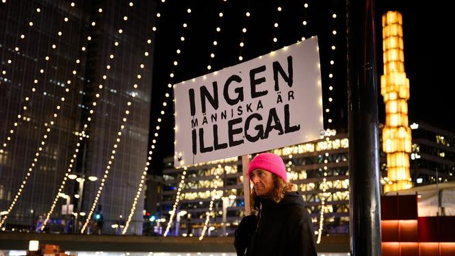 Den 12 februari demonstrerade hundratals människor på Sergels torg i Stockholm mot den allt stramare migrationspolitiken.