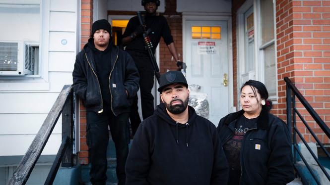 Medan USA allt mer präglas av polisskjutningar och migrationsrazzior försöker han samla en ny väpnad rörelse som har väckt starka reaktioner — inte minst bland Svarta pantrarnas gamla garde.