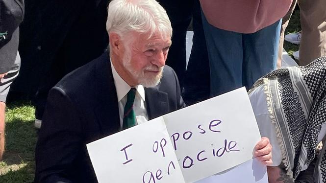 Pensionören Chris Romberg vid en demonstration mot terrorstämplingen av Palestine action i London i augusti.