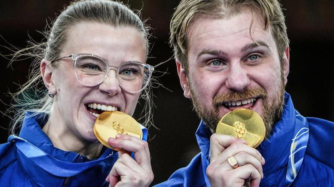 Syskonen Isabella och Rasmus Wranå tog guld i mixed dubbel curling.   