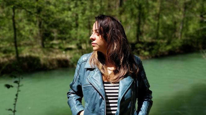 Aurora Gómez vid floden Júcar i Spanien. Hon är talesperson för aktionsgruppen Tu nube seca mi río (Ditt moln torkar ut min flod).  