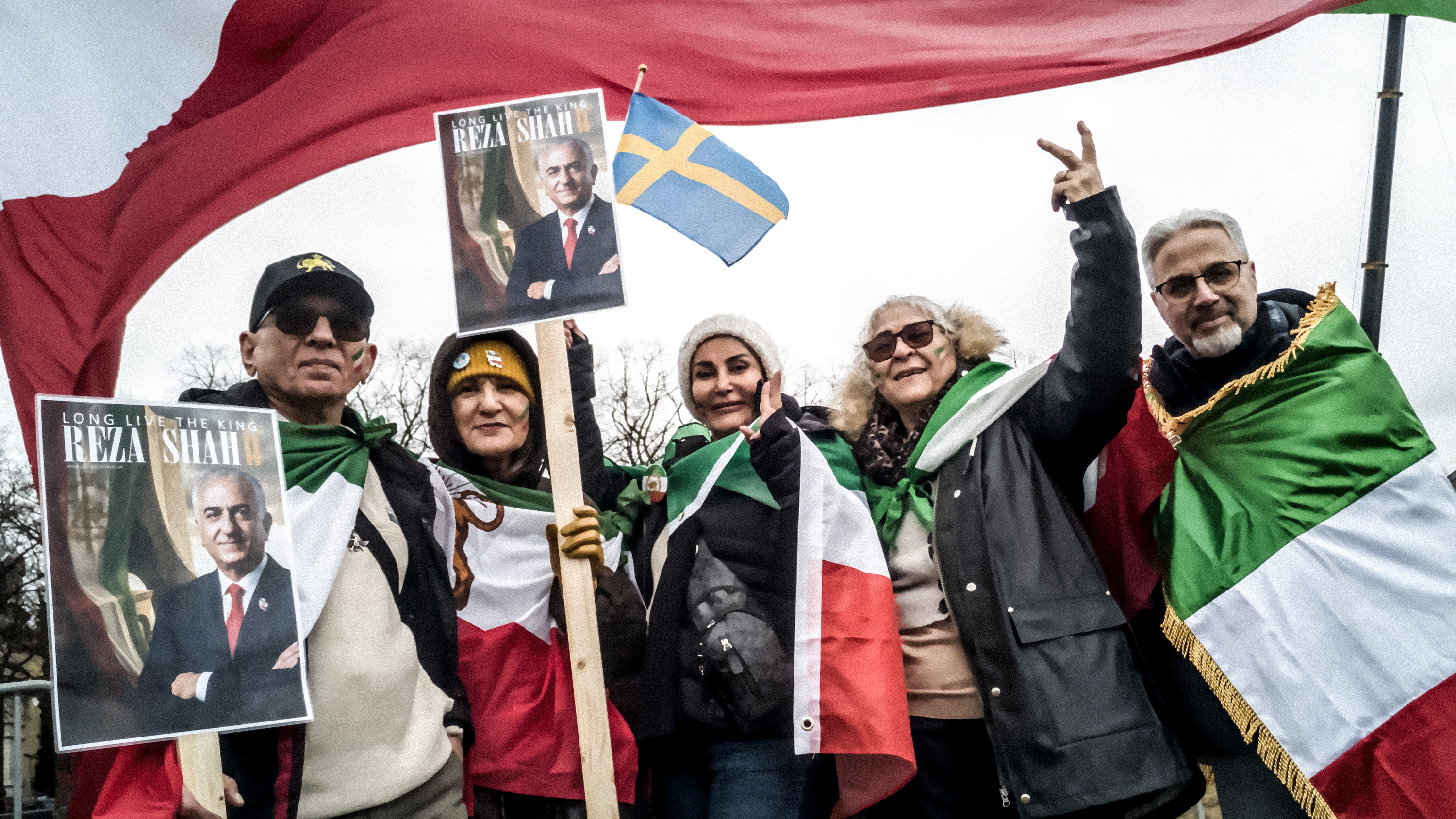 Massud Noabairy, Zari Baghbani, Shanaz Rokh, Maryam Nemutollah och Bijan Heidri har rest från Stockholm till München. ”Vi vill inte ha amerikanska trupper stationerade i Iran, men vi behöver hjälp med att störta regimen”, säger Maryam Nemutollah.