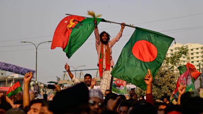 Anhängare till Bangladesh Nationalist Party (BNP) jublar i Dhaka, Bangladesh. Men Tanvir Mansur ser med oro på utvecklingen.