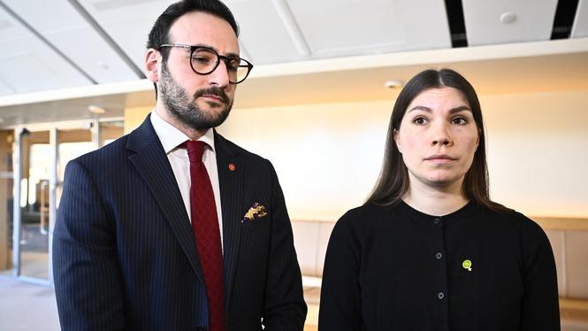 Annika Hirvonen, migrationspolitisk talesperson för Miljöpartiet, och Tony Haddou (V), migrationspolitisk talesperson för Vänsterpartiet, kräver att tonårsutvisningarna ska stoppas, vid en pressträff i riksdagen.
