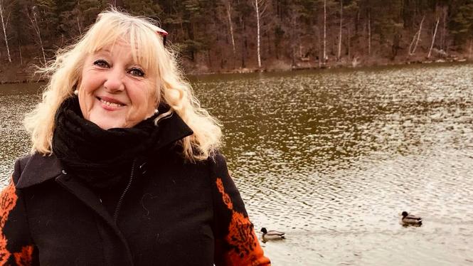Marina Davidsdotter, 70, har bott i Danderyd i 33 år och trivs bra. ”Men om jag kan vara med och påverka så att vi blir lite rödare, så vore ju det fantastiskt”, säger hon.