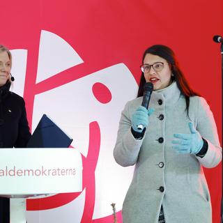 Sara Kukka-Salam, ordförande i Socialdemokrater för tro och solidaritet samt kommunstyrelsens ordförande i Solna, med S-ledaren Magdalena Andersson. 