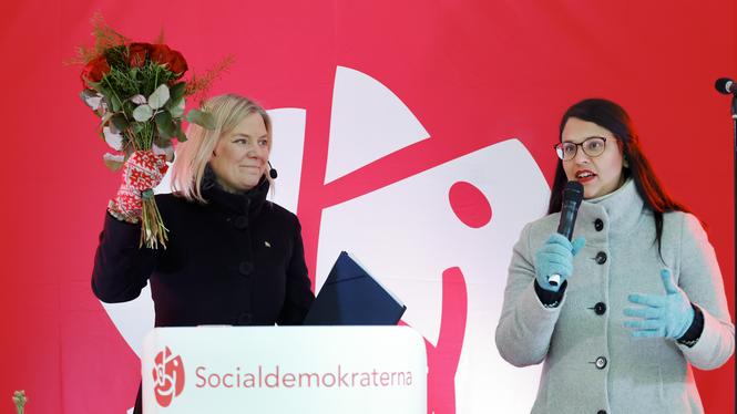 Sara Kukka-Salam, ordförande i Socialdemokrater för tro och solidaritet samt kommunstyrelsens ordförande i Solna, med S-ledaren Magdalena Andersson. 