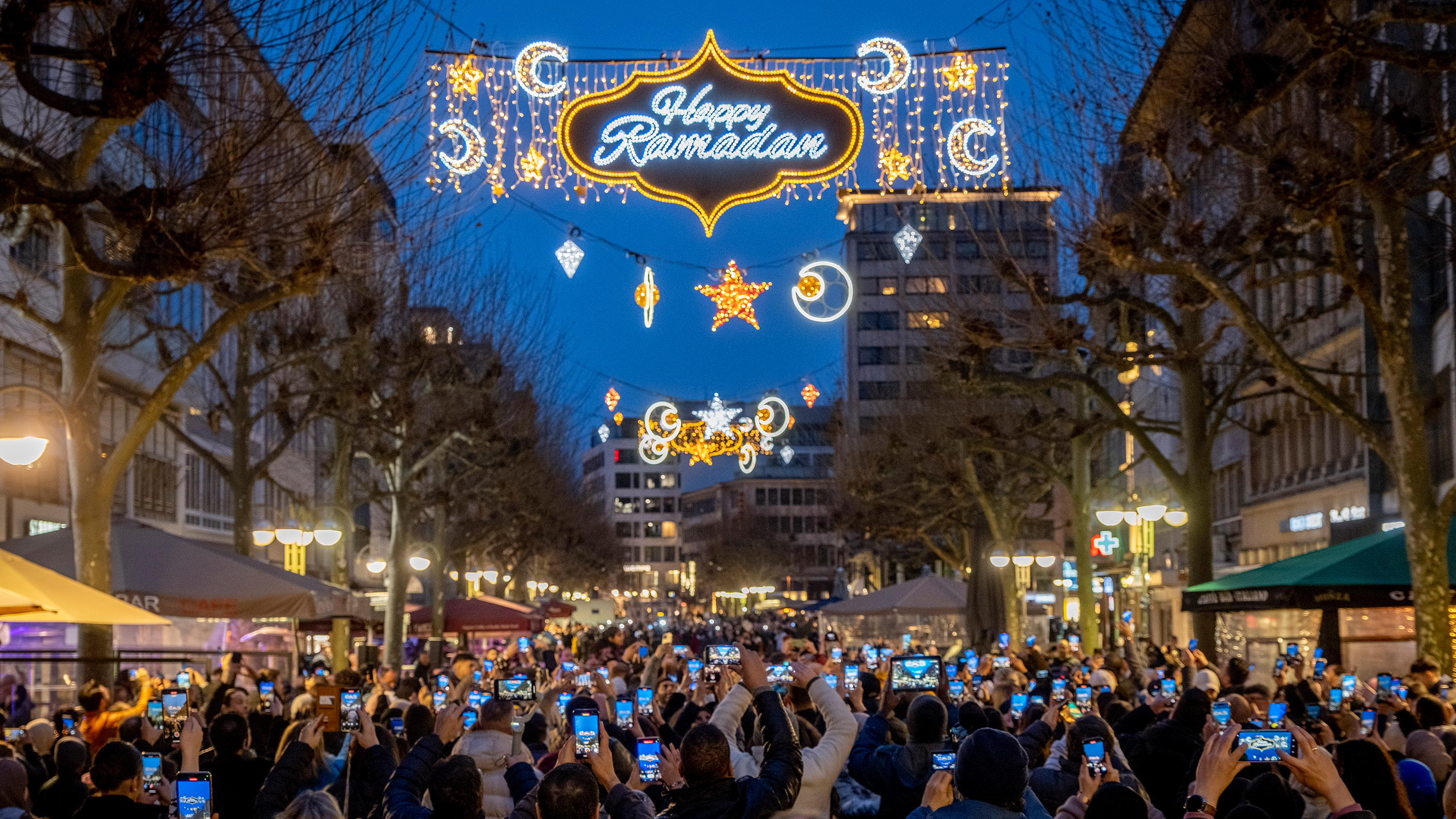 Ett ramadanfirande i Frankfurt, Tyskland.