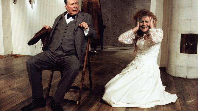 Skådespelaren Allan Edwall och författaren Kristina Lugn 1996 i en pjäs på teater Brunnsgatan Fyra.