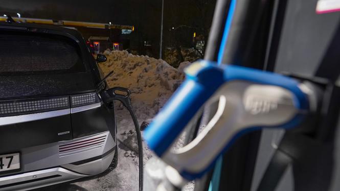 Elbilen en klar vinnare vid pump. Trots billigare bensin. 