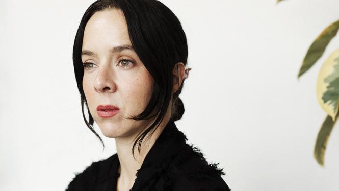 Johanne Lykke Naderehvandi är aktuell med ”Rök och Speglar”