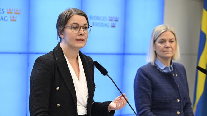 Ida Karkiainen (S), migrationspolitisk talesperson,  med 
partiledare Magdalena Andersson. 