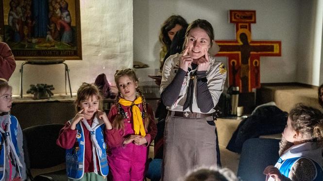 Oksana Magas började engagera sig i scoutrörelsen 2024, mest för sin sexåriga dotter Zoryanas skull. Idag är hon scoutledare i gruppen för de allra yngsta.