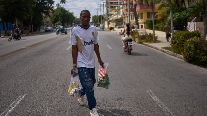 Havannabon Roberto Roman bär hem nödhjälp som donerats av Mexiko.