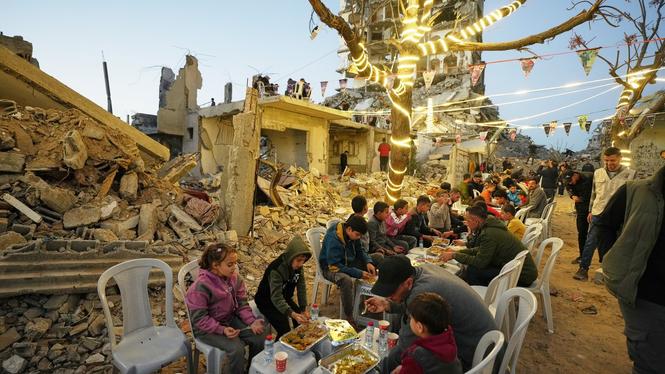 Palestinier i Gaza stad samlas för iftar, måltiden då man bryter fastan, under den muslimska heliga månaden ramadan.