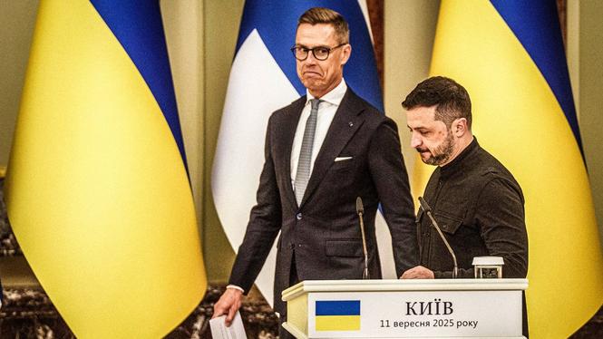 Finlands president Alexander Stubb tillsammans med den ukrainske ledaren Volodymyr Zelenskyj under en pressträff i Kiev, september förra året.