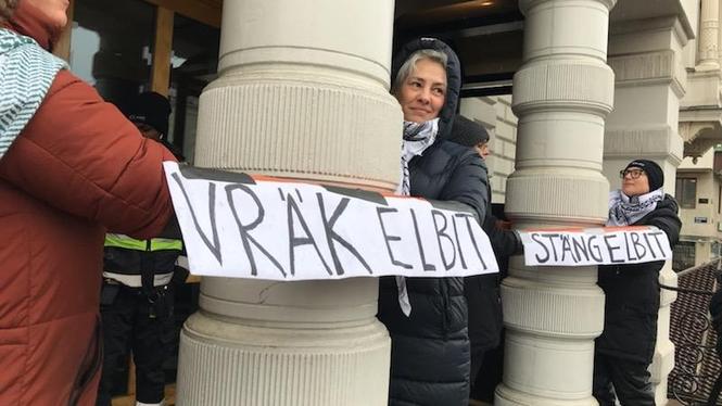 Flera aktivister blockerar ingången till Wallenstams kontor.