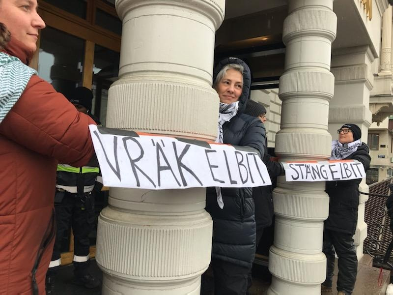 Flera aktivister blockerar ingången till Wallenstams kontor.