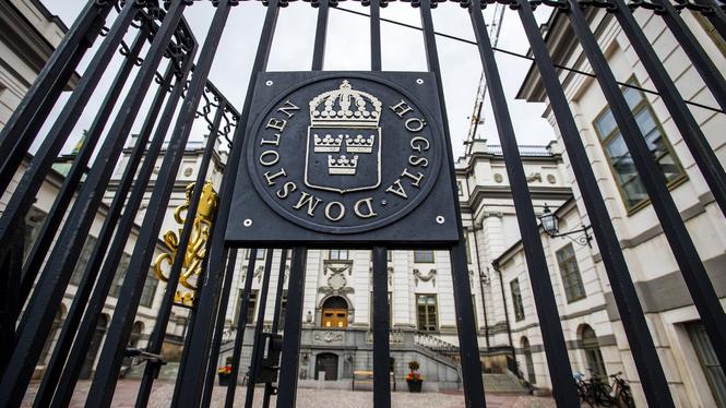 Högsta domstolen dömer en man för beställning av mord i en chattgrupp. 