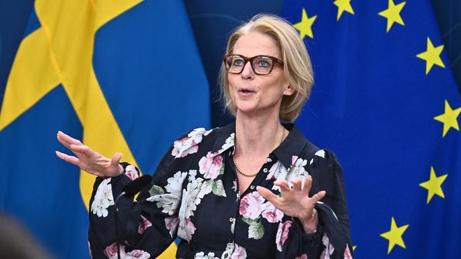 Finansminister Elisabeth Svantesson (M) under måndagens pressträff om kvalificering till socialförsäkringen.