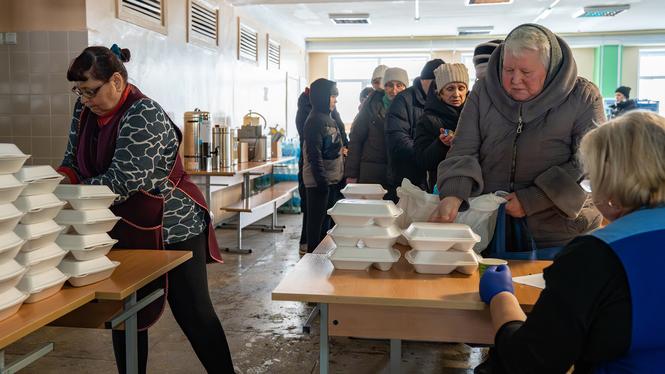 Sedan i januari tillagar köket i Grundskola 320 mat till 2000 människor i lokalsamhället, istället för till de 1200 eleverna, som själva inte längre sätter sin fot i skolan.